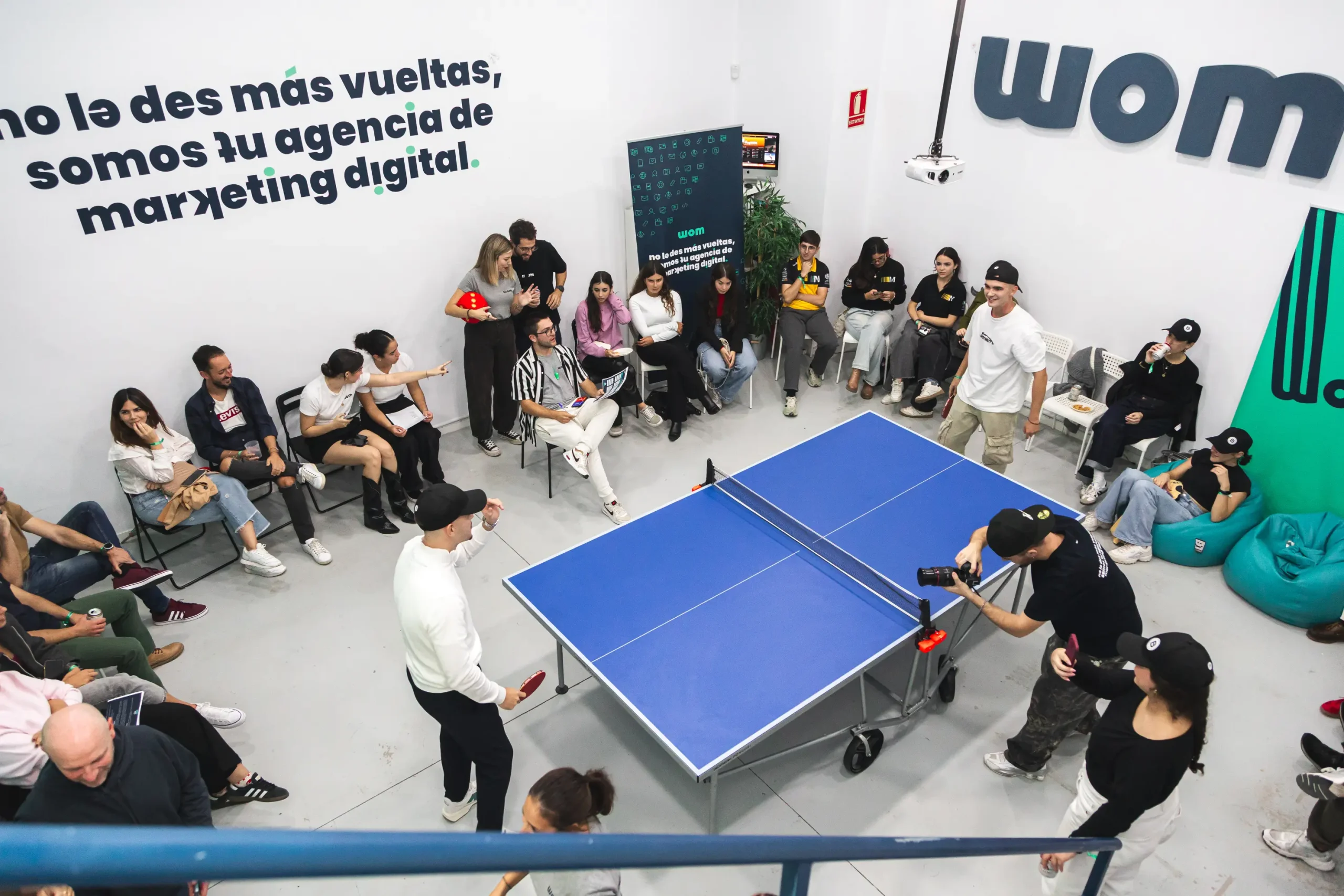 María, directora de WOM Marketing, explicando cómo trabaja una agencia de marketing digital