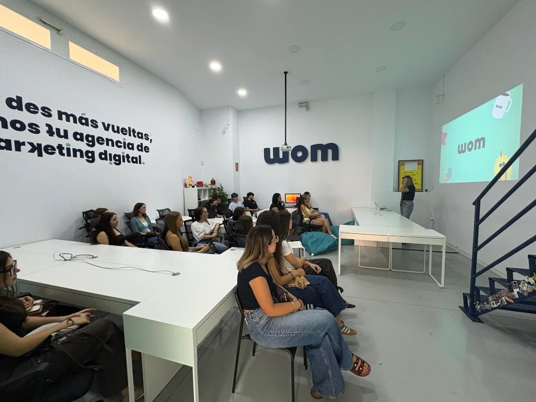 María, directora de WOM Marketing, explicando cómo trabaja una agencia de marketing digital