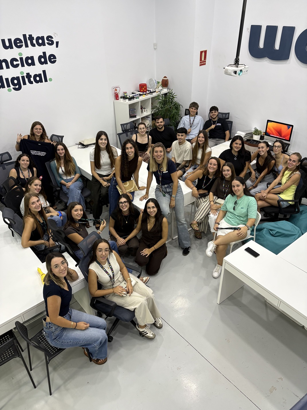 Estudiantes de Marketing y marketing digital durante una jornada en las oficinas de WOM Marketing en Málaga.